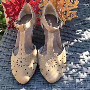 Green Khaki suede pumps